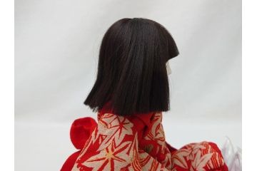 工房朋　森重春幸作　古着物　縮緬　市松人形(共箱付き、スタンド付き、竹ブラシ付き、日本人形、抱き人形、ちりめん、古裂)(R-062905)