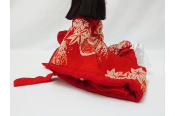 工房朋　森重春幸作　古着物　縮緬　市松人形(共箱付き、スタンド付き、竹ブラシ付き、日本人形、抱き人形、ちりめん、古裂)(R-062905)
