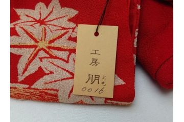 工房朋　森重春幸作　古着物　縮緬　市松人形(共箱付き、スタンド付き、竹ブラシ付き、日本人形、抱き人形、ちりめん、古裂)(R-062905)