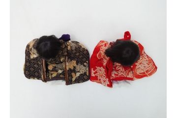 工房朋　森重春幸作　古着物　縮緬　市松人形(共箱付き、スタンド付き、竹ブラシ付き、日本人形、抱き人形、ちりめん、古裂)(R-062905)