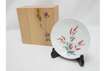 重要無形文化財　人間国宝　十四代柿右衛門(酒井田柿右衛門)　錦　蓼文　4.4寸　約13.5cm　額皿(共箱付き、皿立て付き、色絵、和皿、和食器、四寸四分)(R-062908)