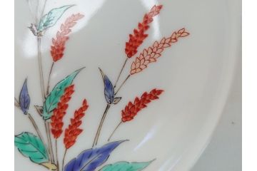 重要無形文化財　人間国宝　十四代柿右衛門(酒井田柿右衛門)　錦　蓼文　4.4寸　約13.5cm　額皿(共箱付き、皿立て付き、色絵、和皿、和食器、四寸四分)(R-062908)
