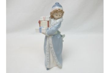 スペイン　リヤドロ　LLADRO　NAO　1985　Christmas Time 少女　フィギュリン(箱なし、陶器人形、置物、オブジェ、クリスマス、女の子、プレゼント)(R-062920)