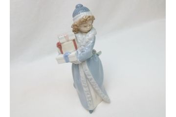スペイン　リヤドロ　LLADRO　NAO　1985　Christmas Time 少女　フィギュリン(箱なし、陶器人形、置物、オブジェ、クリスマス、女の子、プレゼント)(R-062920)