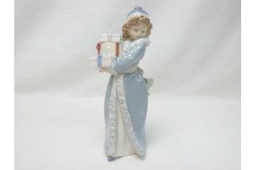 スペイン　リヤドロ　LLADRO　NAO　1985　Christmas Time 少女　フィギュリン(箱なし、陶器人形、置物、オブジェ、クリスマス、女の子、プレゼント)(R-062920)