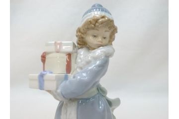 スペイン　リヤドロ　LLADRO　NAO　1985　Christmas Time 少女　フィギュリン(箱なし、陶器人形、置物、オブジェ、クリスマス、女の子、プレゼント)(R-062920)