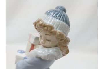スペイン　リヤドロ　LLADRO　NAO　1985　Christmas Time 少女　フィギュリン(箱なし、陶器人形、置物、オブジェ、クリスマス、女の子、プレゼント)(R-062920)