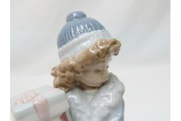 スペイン　リヤドロ　LLADRO　NAO　1985　Christmas Time 少女　フィギュリン(箱なし、陶器人形、置物、オブジェ、クリスマス、女の子、プレゼント)(R-062920)