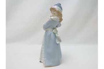 スペイン　リヤドロ　LLADRO　NAO　1985　Christmas Time 少女　フィギュリン(箱なし、陶器人形、置物、オブジェ、クリスマス、女の子、プレゼント)(R-062920)