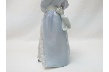 スペイン　リヤドロ　LLADRO　NAO　1985　Christmas Time 少女　フィギュリン(箱なし、陶器人形、置物、オブジェ、クリスマス、女の子、プレゼント)(R-062920)