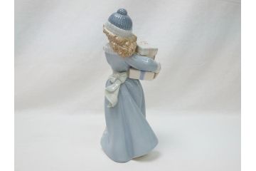 スペイン　リヤドロ　LLADRO　NAO　1985　Christmas Time 少女　フィギュリン(箱なし、陶器人形、置物、オブジェ、クリスマス、女の子、プレゼント)(R-062920)