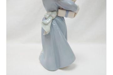 スペイン　リヤドロ　LLADRO　NAO　1985　Christmas Time 少女　フィギュリン(箱なし、陶器人形、置物、オブジェ、クリスマス、女の子、プレゼント)(R-062920)