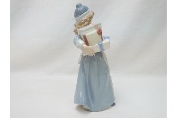 スペイン　リヤドロ　LLADRO　NAO　1985　Christmas Time 少女　フィギュリン(箱なし、陶器人形、置物、オブジェ、クリスマス、女の子、プレゼント)(R-062920)