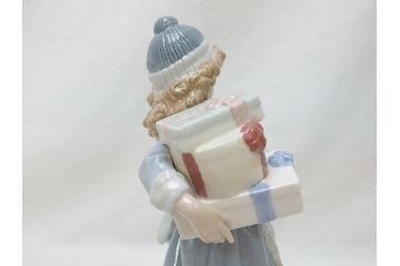 スペイン　リヤドロ　LLADRO　NAO　1985　Christmas Time 少女　フィギュリン(箱なし、陶器人形、置物、オブジェ、クリスマス、女の子、プレゼント)(R-062920)