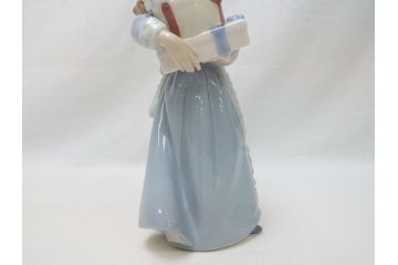 スペイン　リヤドロ　LLADRO　NAO　1985　Christmas Time 少女　フィギュリン(箱なし、陶器人形、置物、オブジェ、クリスマス、女の子、プレゼント)(R-062920)