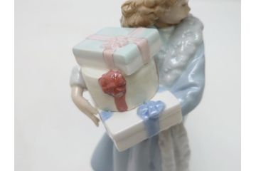 スペイン　リヤドロ　LLADRO　NAO　1985　Christmas Time 少女　フィギュリン(箱なし、陶器人形、置物、オブジェ、クリスマス、女の子、プレゼント)(R-062920)