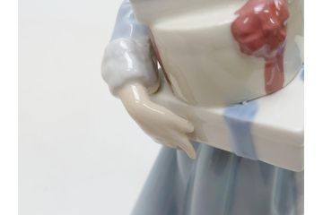 スペイン　リヤドロ　LLADRO　NAO　1985　Christmas Time 少女　フィギュリン(箱なし、陶器人形、置物、オブジェ、クリスマス、女の子、プレゼント)(R-062920)