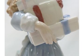 スペイン　リヤドロ　LLADRO　NAO　1985　Christmas Time 少女　フィギュリン(箱なし、陶器人形、置物、オブジェ、クリスマス、女の子、プレゼント)(R-062920)