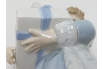 スペイン　リヤドロ　LLADRO　NAO　1985　Christmas Time 少女　フィギュリン(箱なし、陶器人形、置物、オブジェ、クリスマス、女の子、プレゼント)(R-062920)