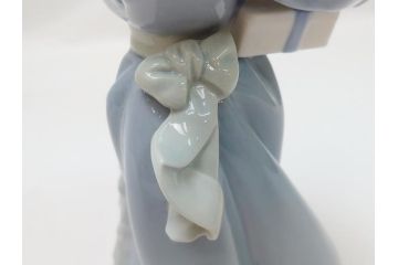 スペイン　リヤドロ　LLADRO　NAO　1985　Christmas Time 少女　フィギュリン(箱なし、陶器人形、置物、オブジェ、クリスマス、女の子、プレゼント)(R-062920)