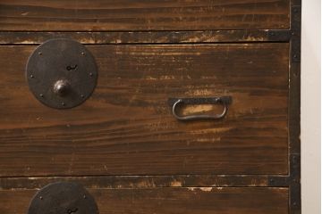 和製アンティーク　経年による風合いが味わい深い小振りな時代箪笥(和箪笥、収納箪笥、衣装箪笥、引き出し)(R-062923)