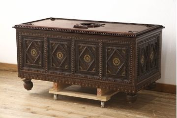 ビンテージ家具　縞黒檀(シマコクタン)材　唐木　激重!!豪華な装飾が重厚な雰囲気を醸し出す収納箱(宝箱、収納ボックス、サイドボード、ヴィンテージ)(R-062924)