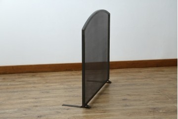 和製ビンテージ　アイアン製　シャビーシックな雰囲気ただようメッシュファイヤースクリーン　(R-062926)