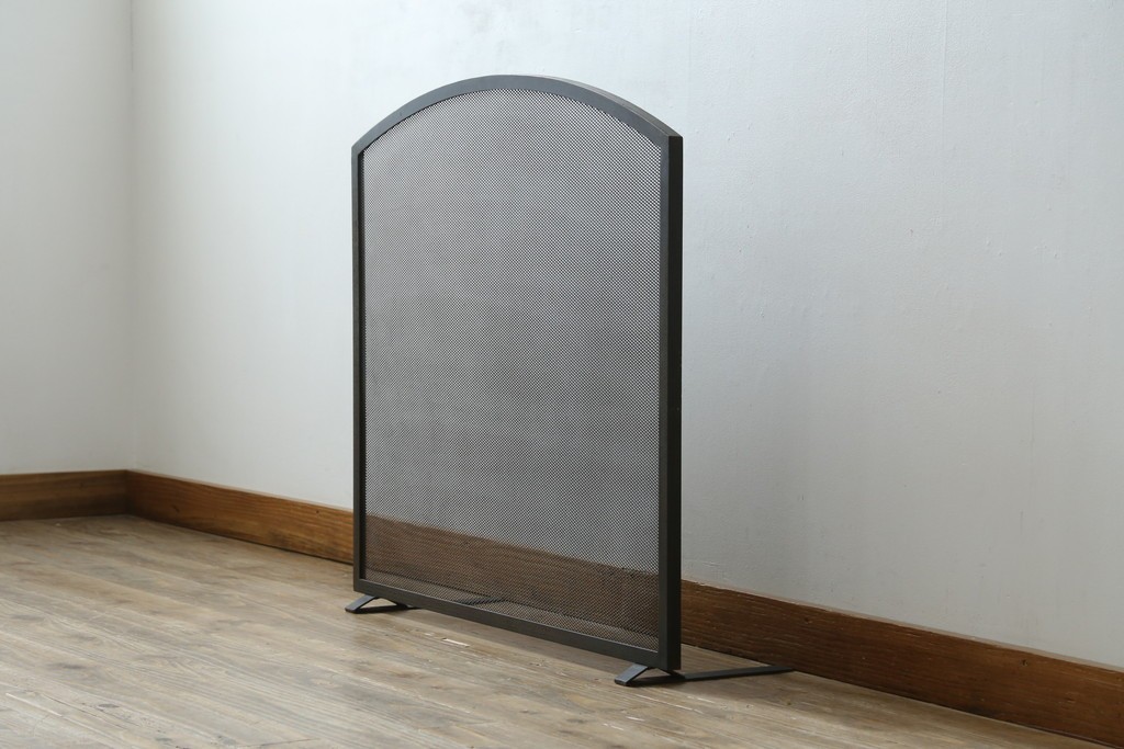 和製ビンテージ　アイアン製　シャビーシックな雰囲気ただようメッシュファイヤースクリーン　(R-062926)