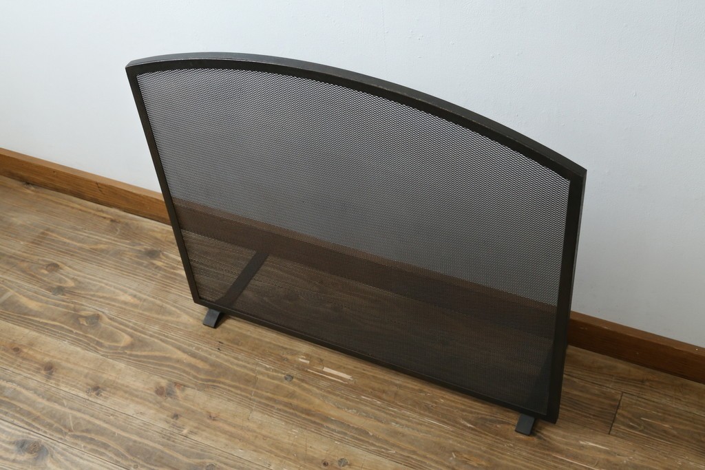 和製ビンテージ　アイアン製　シャビーシックな雰囲気ただようメッシュファイヤースクリーン　(R-062926)