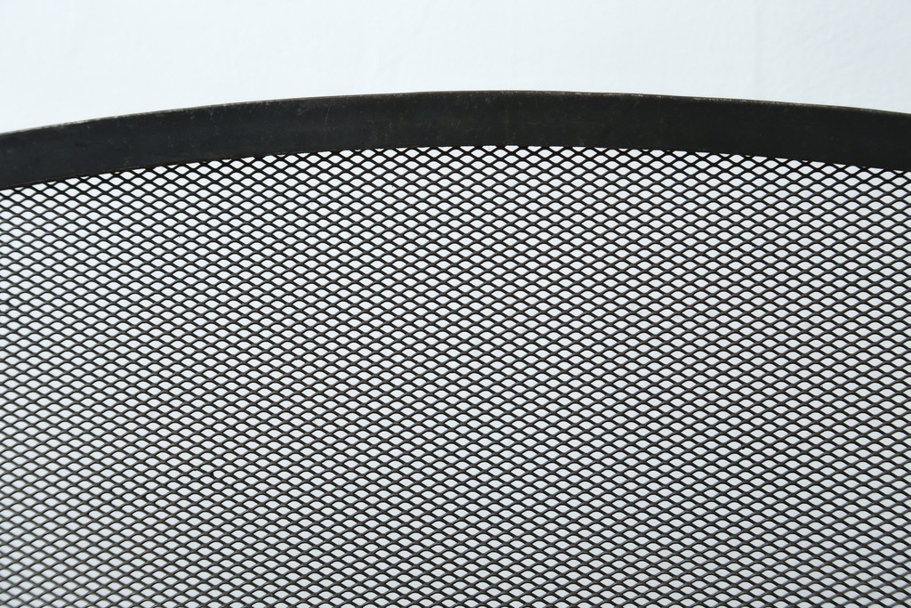 和製ビンテージ　アイアン製　シャビーシックな雰囲気ただようメッシュファイヤースクリーン　(R-062926)