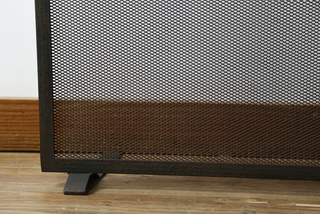 和製ビンテージ　アイアン製　シャビーシックな雰囲気ただようメッシュファイヤースクリーン　(R-062926)