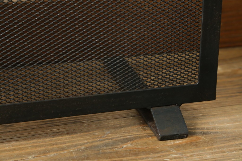 和製ビンテージ　アイアン製　シャビーシックな雰囲気ただようメッシュファイヤースクリーン　(R-062926)