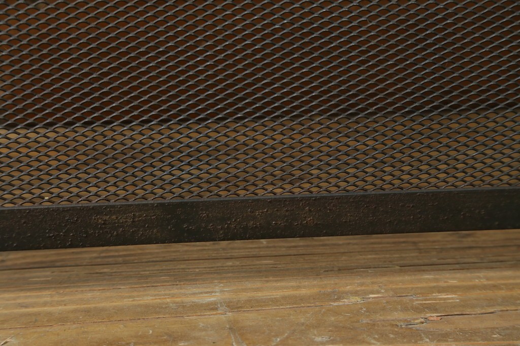 和製ビンテージ　アイアン製　シャビーシックな雰囲気ただようメッシュファイヤースクリーン　(R-062926)