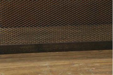 和製ビンテージ　アイアン製　シャビーシックな雰囲気ただようメッシュファイヤースクリーン　(R-062926)