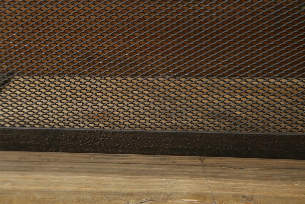 和製ビンテージ　アイアン製　シャビーシックな雰囲気ただようメッシュファイヤースクリーン　(R-062926)