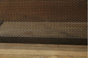 和製ビンテージ　アイアン製　シャビーシックな雰囲気ただようメッシュファイヤースクリーン　(R-062926)