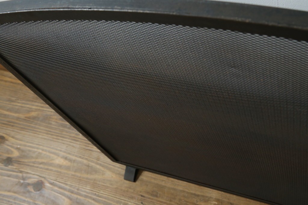 和製ビンテージ　アイアン製　シャビーシックな雰囲気ただようメッシュファイヤースクリーン　(R-062926)