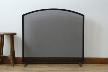 和製ビンテージ　アイアン製　シャビーシックな雰囲気ただようメッシュファイヤースクリーン　(R-062926)