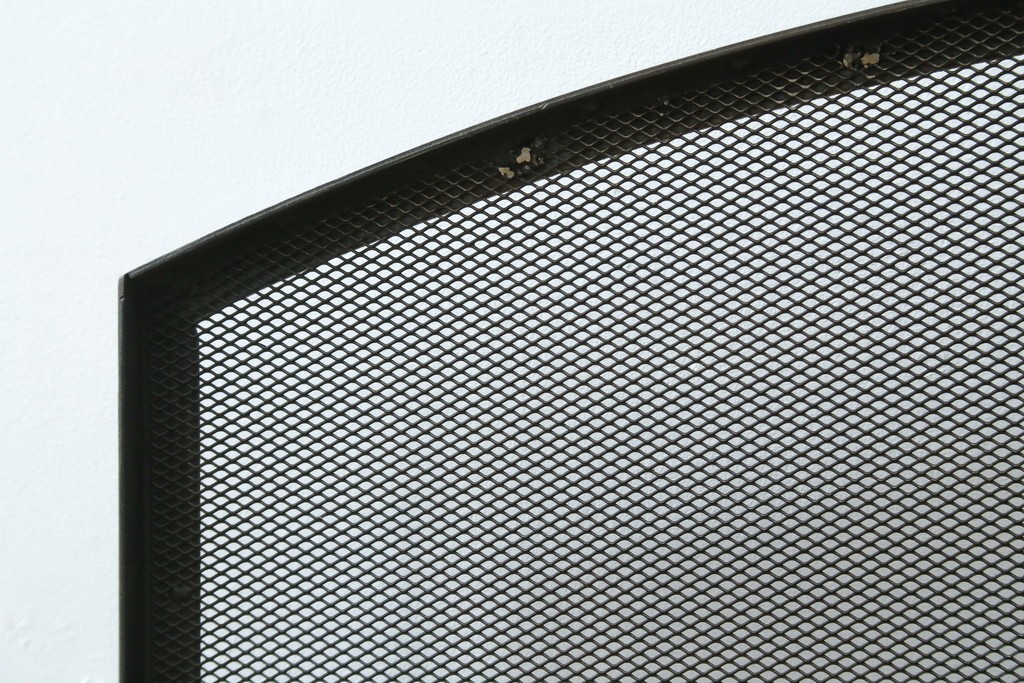 和製ビンテージ　アイアン製　シャビーシックな雰囲気ただようメッシュファイヤースクリーン　(R-062926)