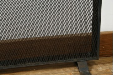 和製ビンテージ　アイアン製　シャビーシックな雰囲気ただようメッシュファイヤースクリーン　(R-062926)
