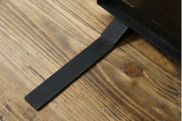 和製ビンテージ　アイアン製　シャビーシックな雰囲気ただようメッシュファイヤースクリーン　(R-062926)