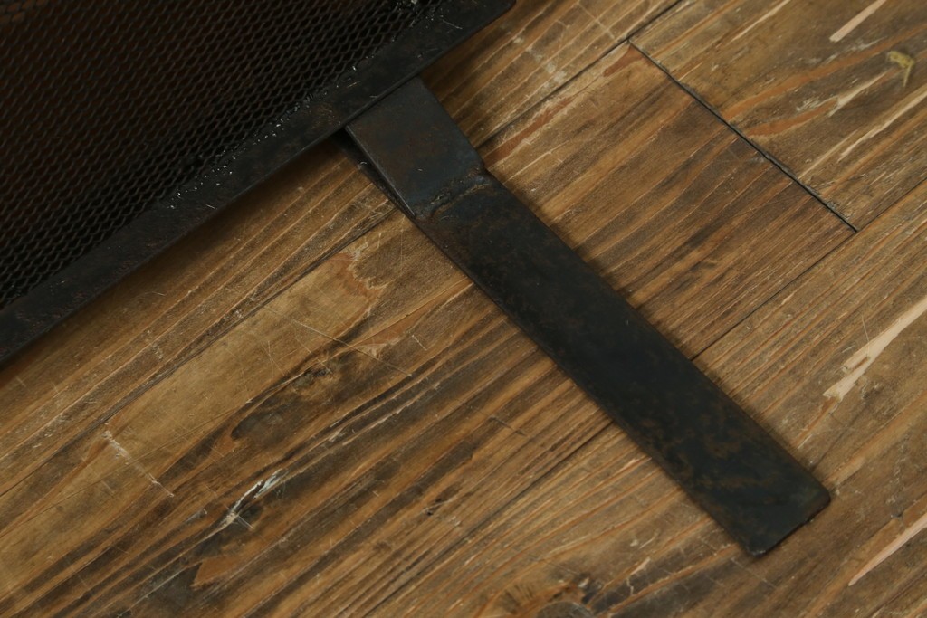 和製ビンテージ　アイアン製　シャビーシックな雰囲気ただようメッシュファイヤースクリーン　(R-062926)