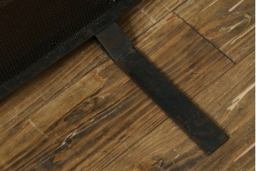 和製ビンテージ　アイアン製　シャビーシックな雰囲気ただようメッシュファイヤースクリーン　(R-062926)