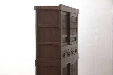 和製アンティーク　明治大正期　上質な和の空間づくりにおすすめ!!味わい深い色合いの四尺水屋箪笥(キャビネット、食器棚、重ね戸棚、収納棚)(R-062928)