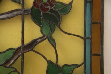 和製アンティーク　華やかな花の図柄が存在感を放つステンドグラス1枚(明り取り、明かり取り、窓)(R-062934)