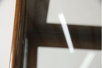 イギリスアンティーク　最高級マホガニー材　エレガントな彫刻入りの縦型ガラスケース(ショーケース、飾り棚、収納棚、戸棚、店舗什器)(R-062936)