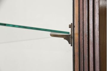 イギリスアンティーク　最高級マホガニー材　エレガントな彫刻入りの縦型ガラスケース(ショーケース、飾り棚、収納棚、戸棚、店舗什器)(R-062936)