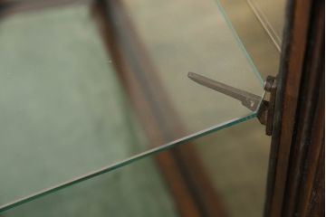 イギリスアンティーク　最高級マホガニー材　エレガントな彫刻入りの縦型ガラスケース(ショーケース、飾り棚、収納棚、戸棚、店舗什器)(R-062936)