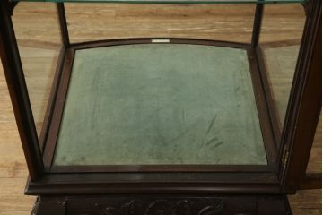 イギリスアンティーク　最高級マホガニー材　エレガントな彫刻入りの縦型ガラスケース(ショーケース、飾り棚、収納棚、戸棚、店舗什器)(R-062936)