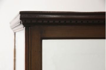 イギリスアンティーク　最高級マホガニー材　エレガントな彫刻入りの縦型ガラスケース(ショーケース、飾り棚、収納棚、戸棚、店舗什器)(R-062936)